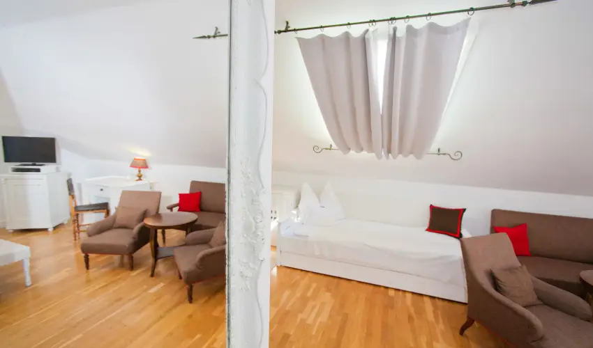 Sz�rcsa Hotel Sz�kesfeh�rv�r - M�jus 1. (min. 2 �j)