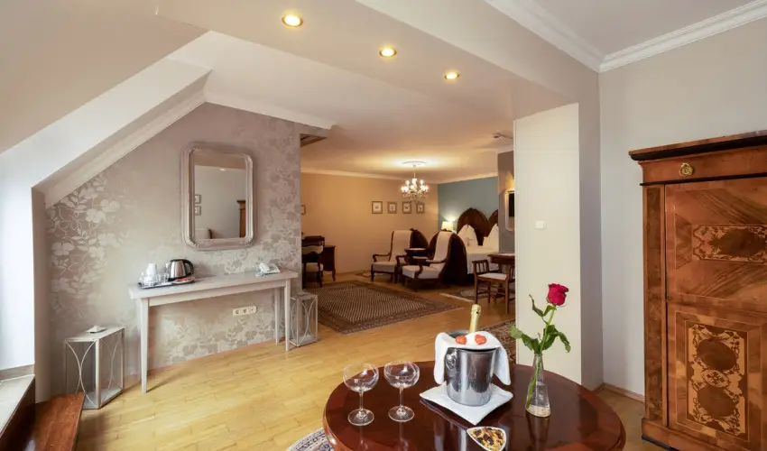 Sz�rcsa Hotel Sz�kesfeh�rv�r - M�jus 1. (min. 2 �j)