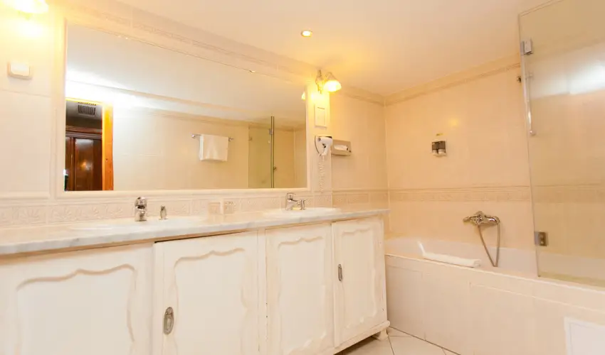 Sz�rcsa Hotel Sz�kesfeh�rv�r - M�jus 1. (min. 2 �j)