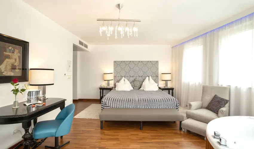 Sz�rcsa Hotel Sz�kesfeh�rv�r - M�jus 1. (min. 2 �j)