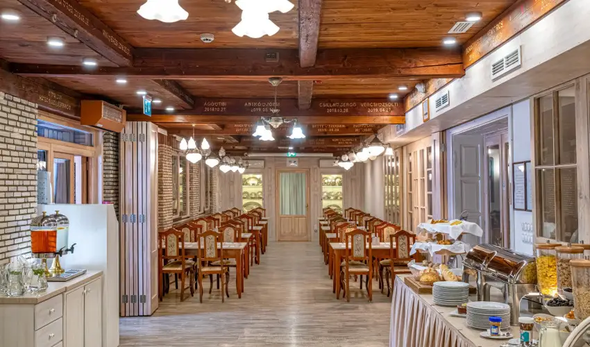 Sz�rcsa Hotel Sz�kesfeh�rv�r - M�jus 1. (min. 2 �j)