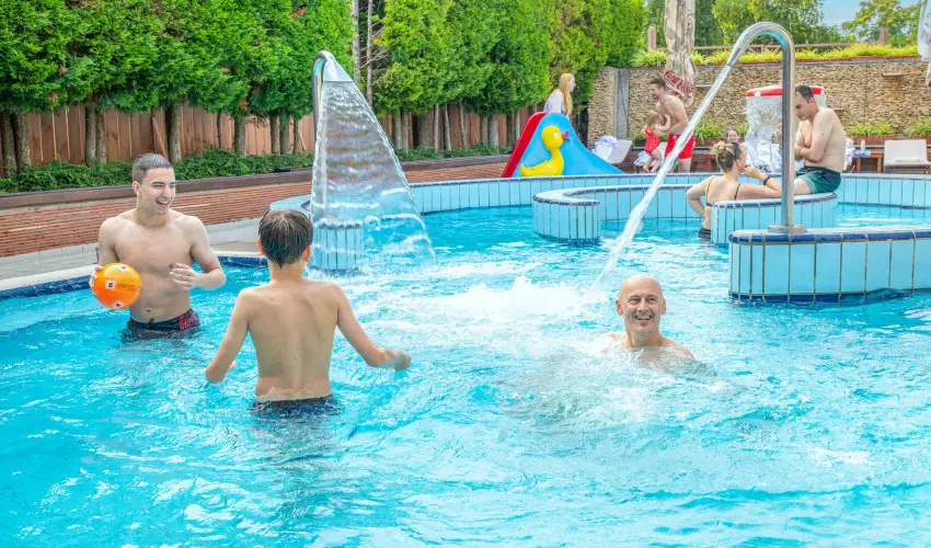 Sz�rcsa Hotel Sz�kesfeh�rv�r - M�jus 1. (min. 2 �j)
