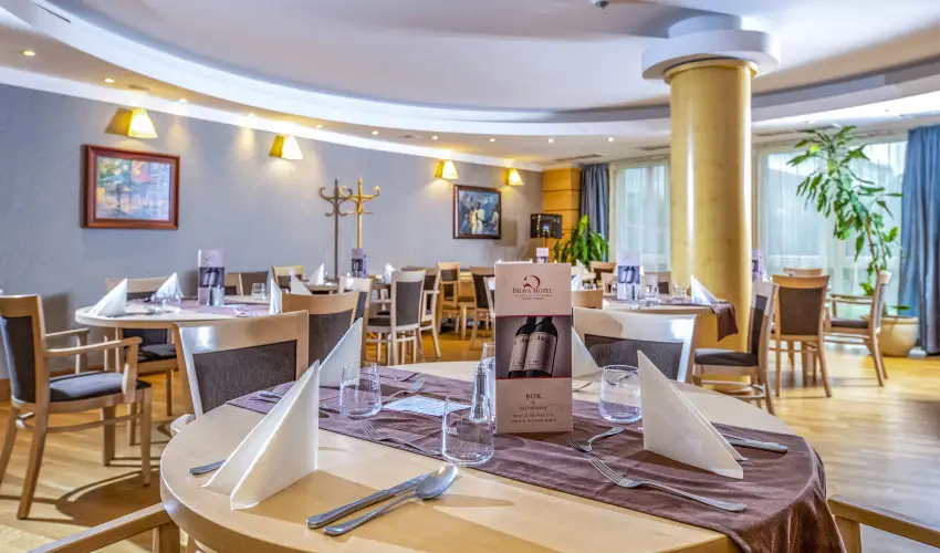 Term�l Apartmanok & Kemping Hark�ny Hark�ny - M�jus 1.