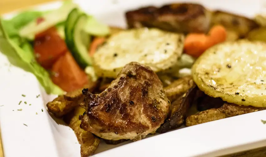 Viktor Bor- s Vendghz Balatonmriafrd - Mjus 1.