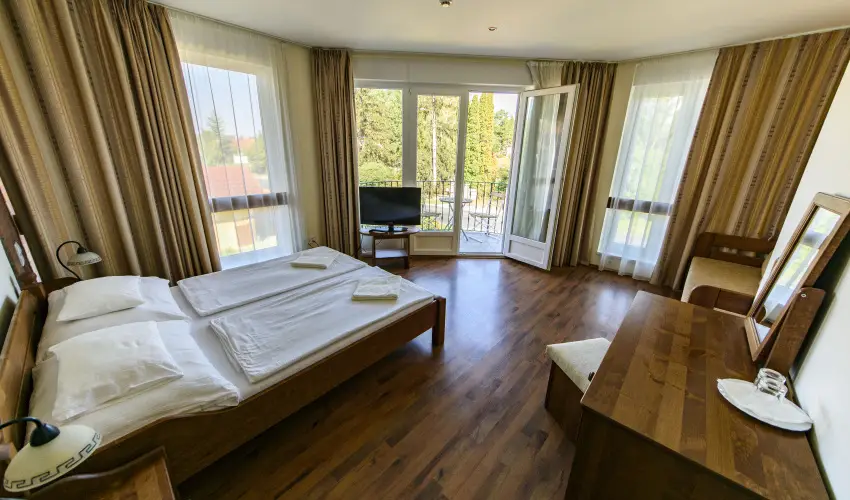 Viktor Bor- s Vendghz Balatonmriafrd - Mjus 1.