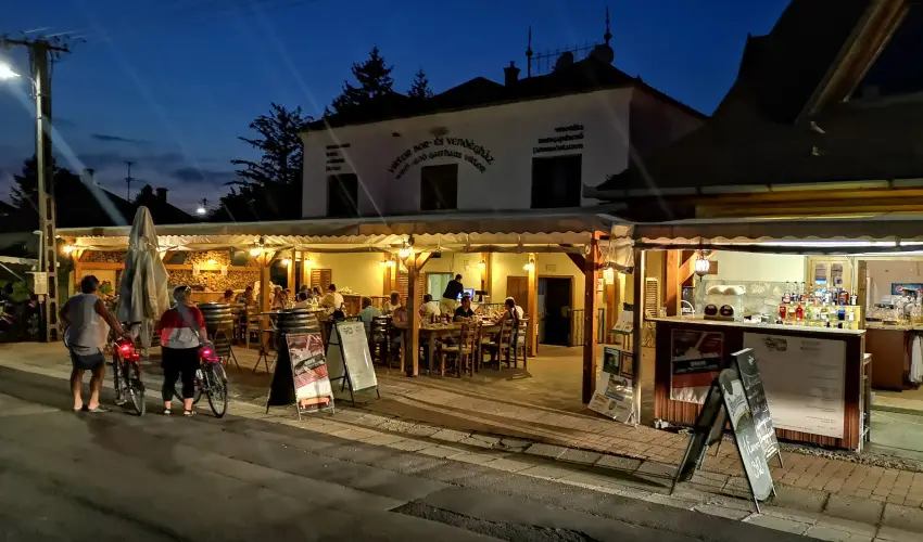 Viktor Bor- s Vendghz Balatonmriafrd - Mjus 1.