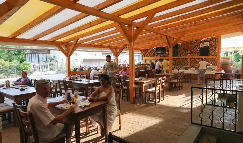 Viktor Bor- s Vendghz Balatonmriafrd - Mjus 1.