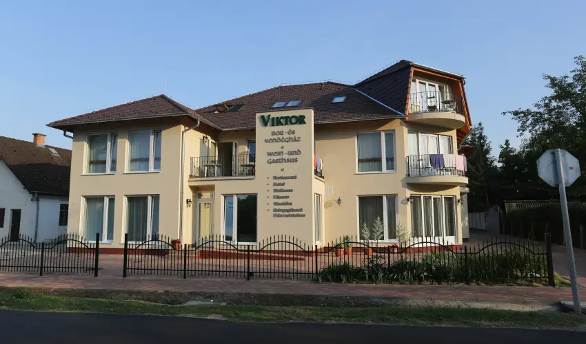 Viktor Bor- s Vendghz Balatonmriafrd - Mjus 1.