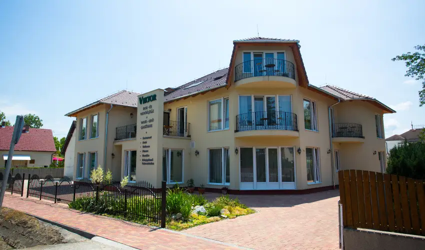 Viktor Bor- s Vendghz Balatonmriafrd - Mjus 1.