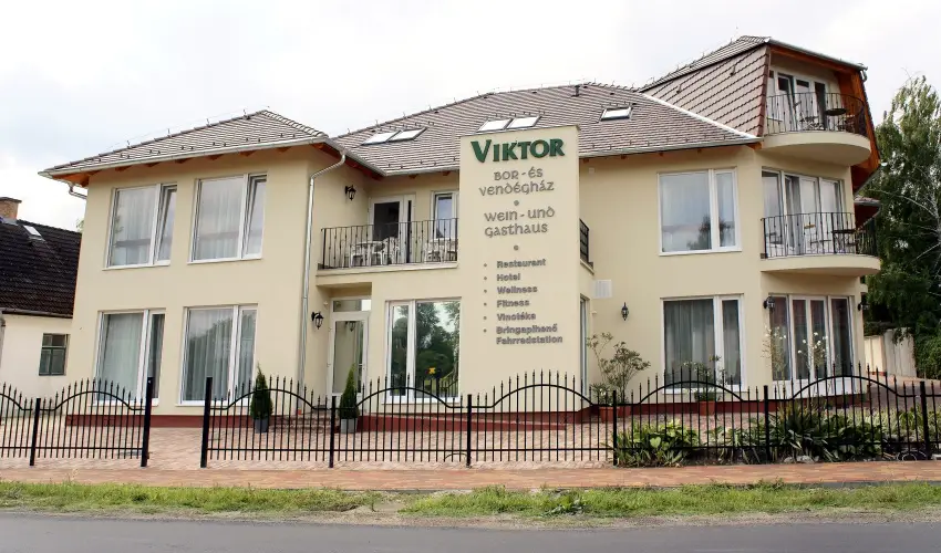 Viktor Bor- s Vendghz Balatonmriafrd - Mjus 1.