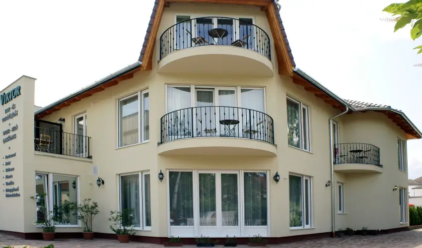 Viktor Bor- s Vendghz Balatonmriafrd - Mjus 1.