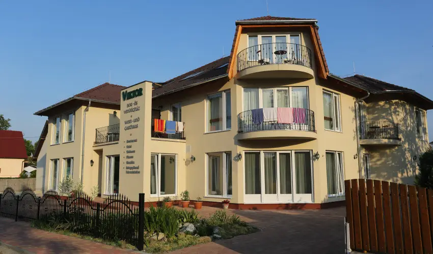 Viktor Bor- s Vendghz Balatonmriafrd - Mjus 1.