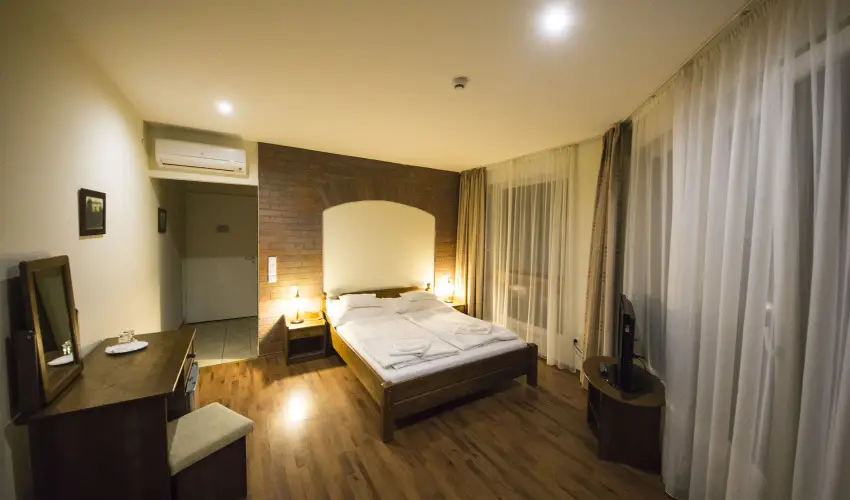 Viktor Bor- s Vendghz Balatonmriafrd - Mjus 1.