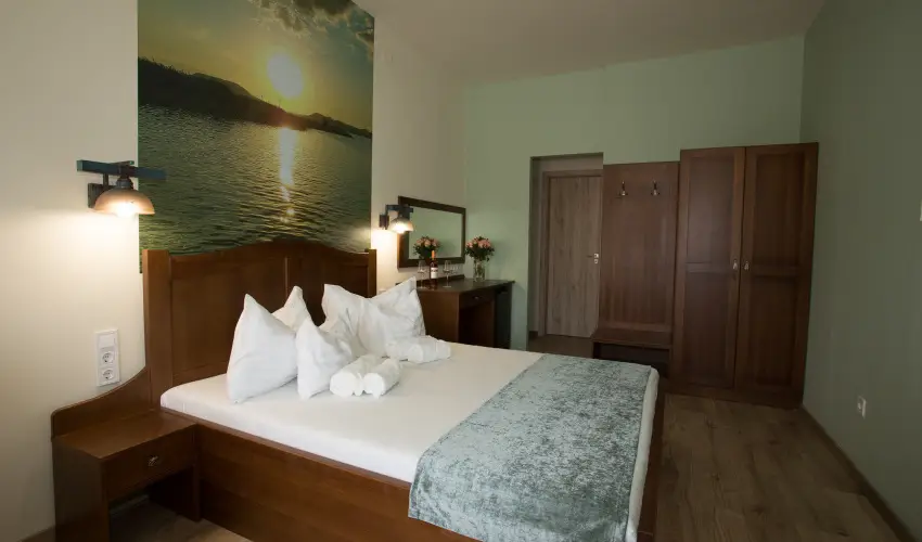 Viktor Bor- s Vendghz Balatonmriafrd - Mjus 1.