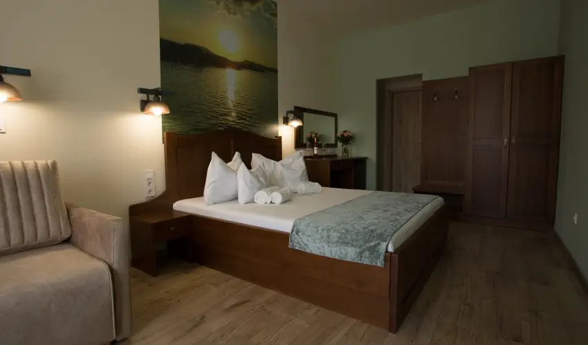 Viktor Bor- s Vendghz Balatonmriafrd - Mjus 1.