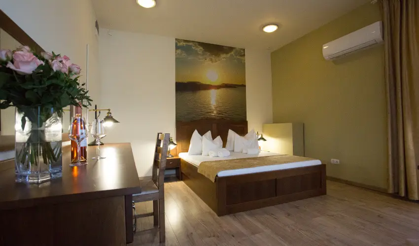 Viktor Bor- s Vendghz Balatonmriafrd - Mjus 1.