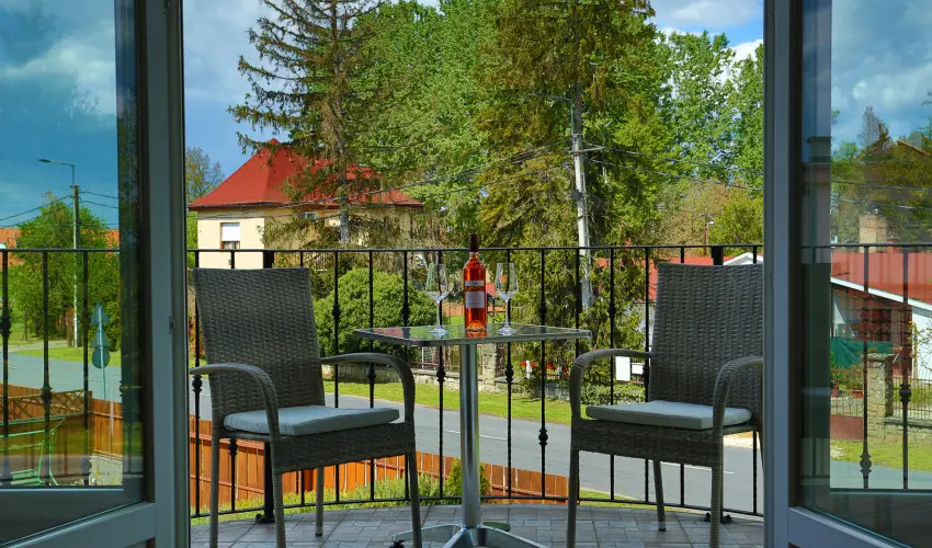 Viktor Bor- s Vendghz Balatonmriafrd - Mjus 1.