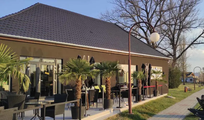 Waterfront Lodge Dunapataj - M�jus 1.