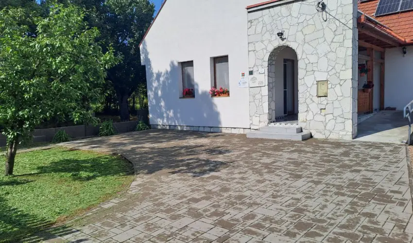 Zempl�ni T�nd�rkert Vend�gh�z F�z�rkoml�s - M�jus 1. (min. 2 �j)