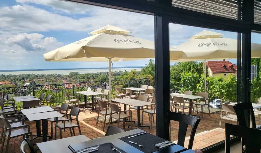 Zenit Hotel Balaton Vonyarcvashegy - Mjus 1. (min. 2 j)