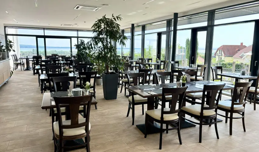 Zenit Hotel Balaton Vonyarcvashegy - Mjus 1. (min. 2 j)